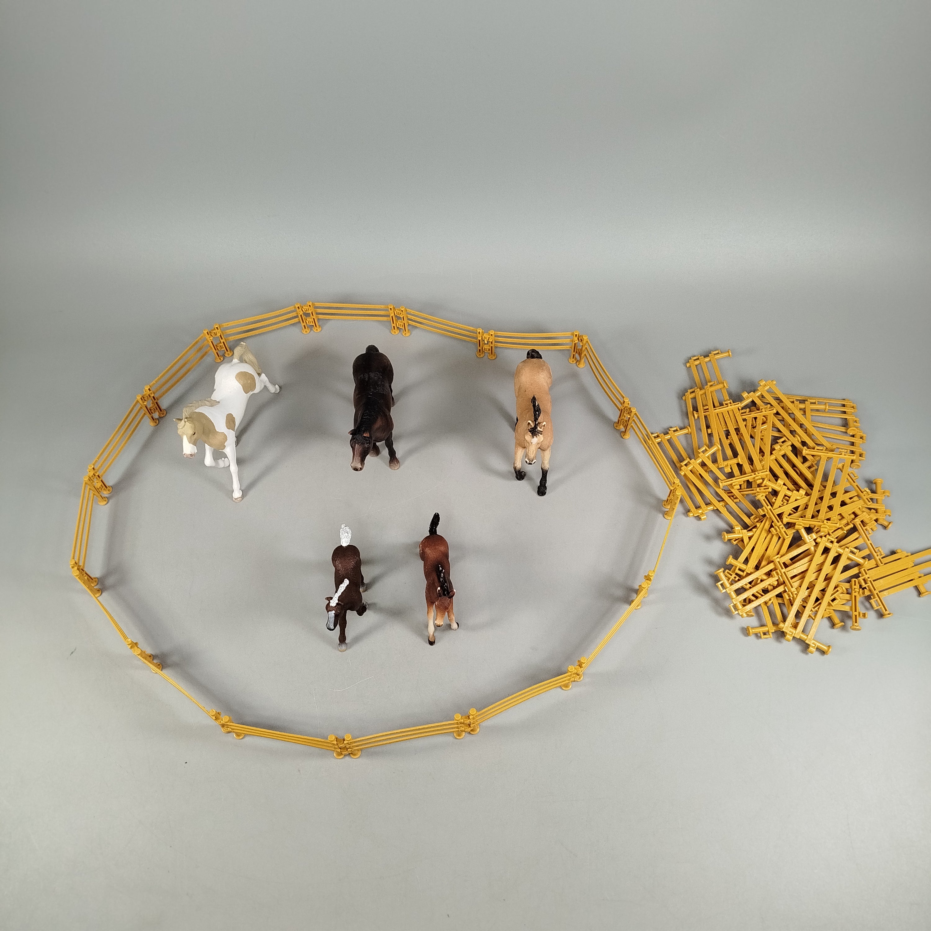 Pferde Figuren-Set – 5 Tiere mit Zaun & Umzäunung, vollständig